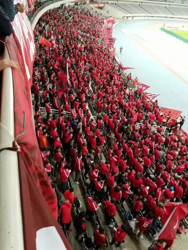 美因茨队对阵汉堡队，球迷热情加油呐喊的简单介绍